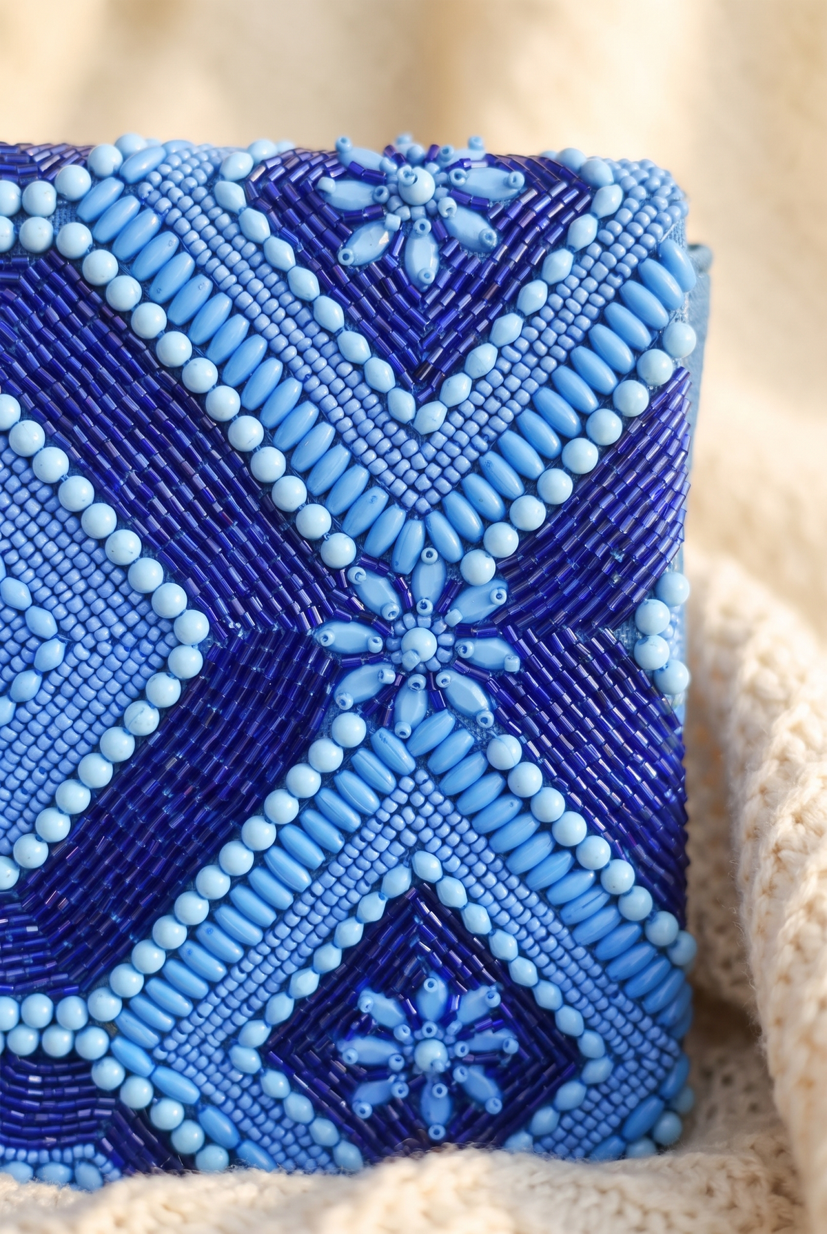 Azure Glamour Clutch, Detail